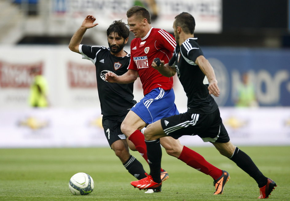 Piast Gliwice - Karabach. Marcin Robak w starciu z rywalami