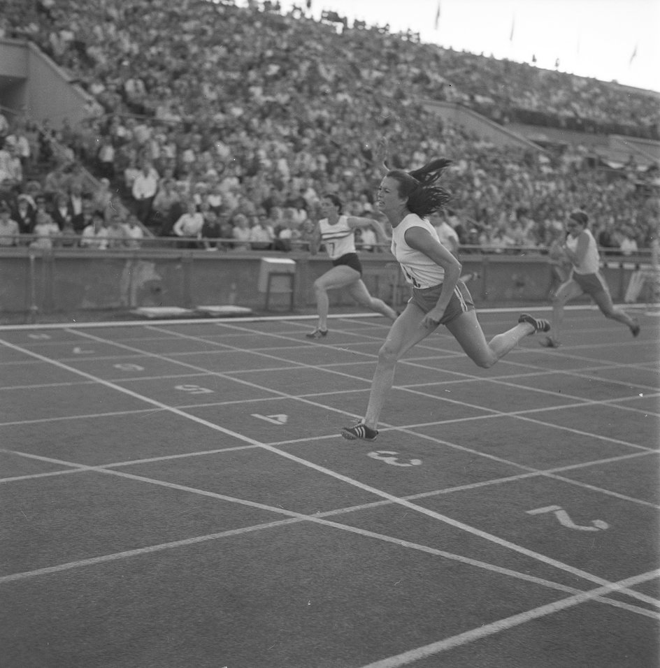 Teresa Sukniewicz finiszuje podczas Memoriału Janusza Kusocińskiego na Stadionie Dziesięciolecia w 1970 roku.