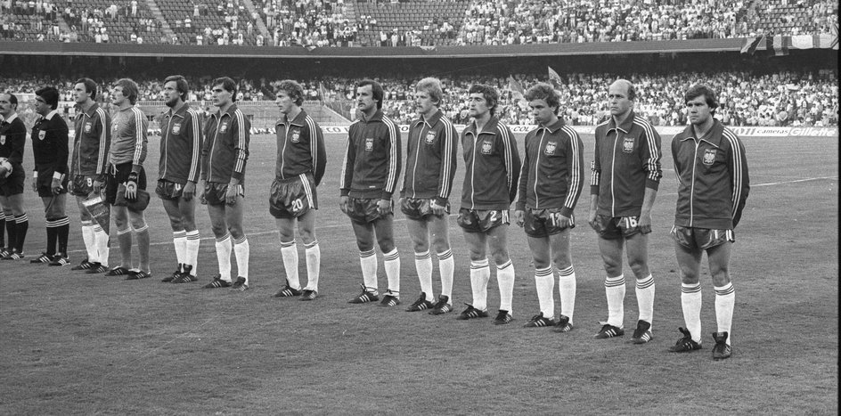 Idealny występ Polaków w mistrzostwach świata w 1982 roku, czyli mecz z Belgią (3:0). Wielkim bohaterem był Zbigniew Boniek (w środku nr 20), który strzelił trzy gole, ale na jego wielkość pracował m.in. Janusz Kupcewicz stojący po lewej obecnego prezesa PZPN.