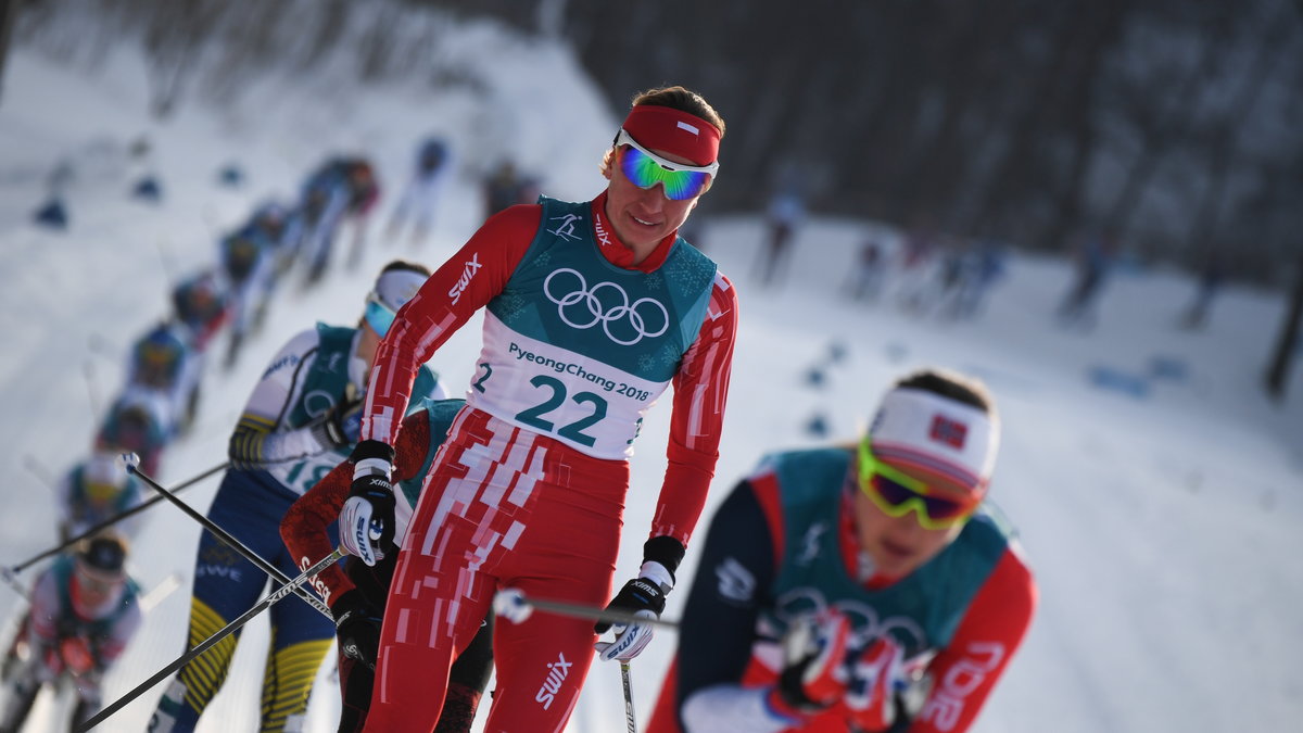 Justyna Kowalczyk (z nr 22) na trasie olimpijskiego biegu w Pjongczangu