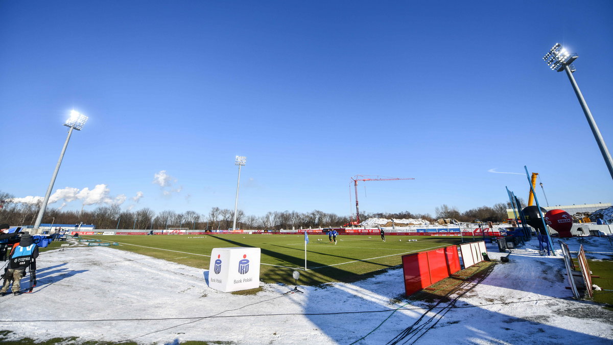 Śnieg przy stadionie Wisły Płock
