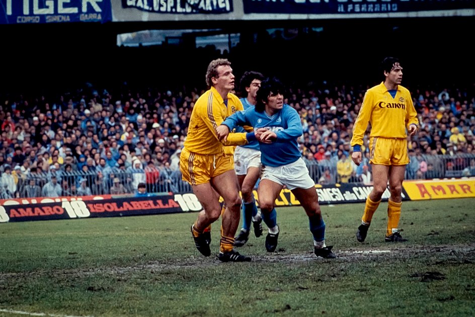 Hellas Verona'dan Hans Peter Briegel ve Napoli'den Diego Maradona. Maç 20 Ocak 1985'te gerçekleşti.