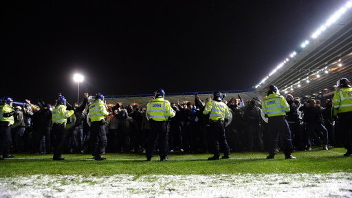 Kordon policji otacza krewkich fanów Birmingham City