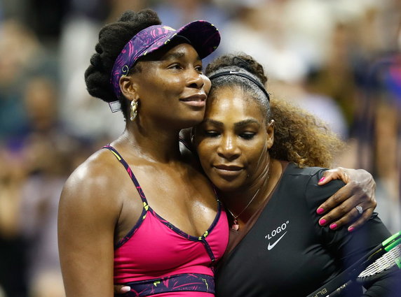 Serena Williams (z prawej) i Venus Williams