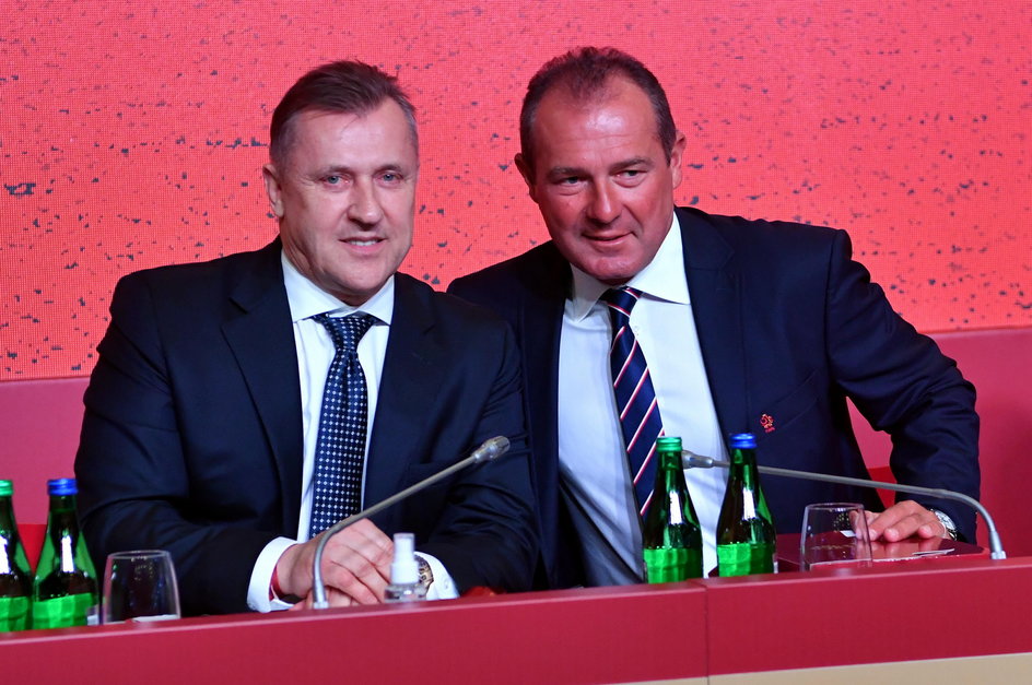 Cezary Kulesza i Marek Koźmiński podczas wyborów na prezesa PZPN (18 sierpnia 2021 r.)