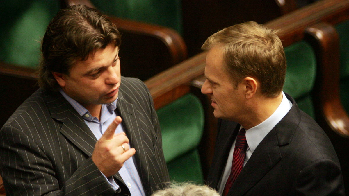 Roman Kosecki i Donald Tusk w Sejmie (2006 r.)