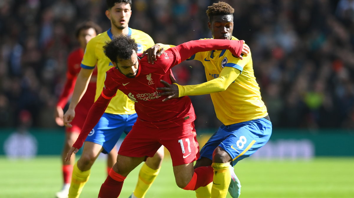 Mohamed Salah (nr 11) w pojedynku z Yvesem Bissoumą z Brighton