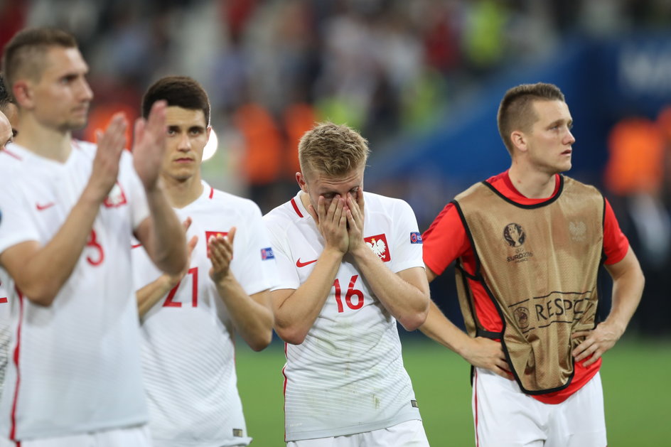 Polacy kilka chwil po przegranej serii jedenastek na Euro 2016. 