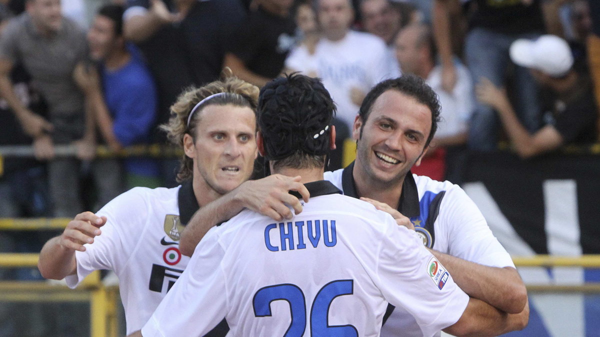 Diego Frolan (L), Cristian Chivu (tyłem)