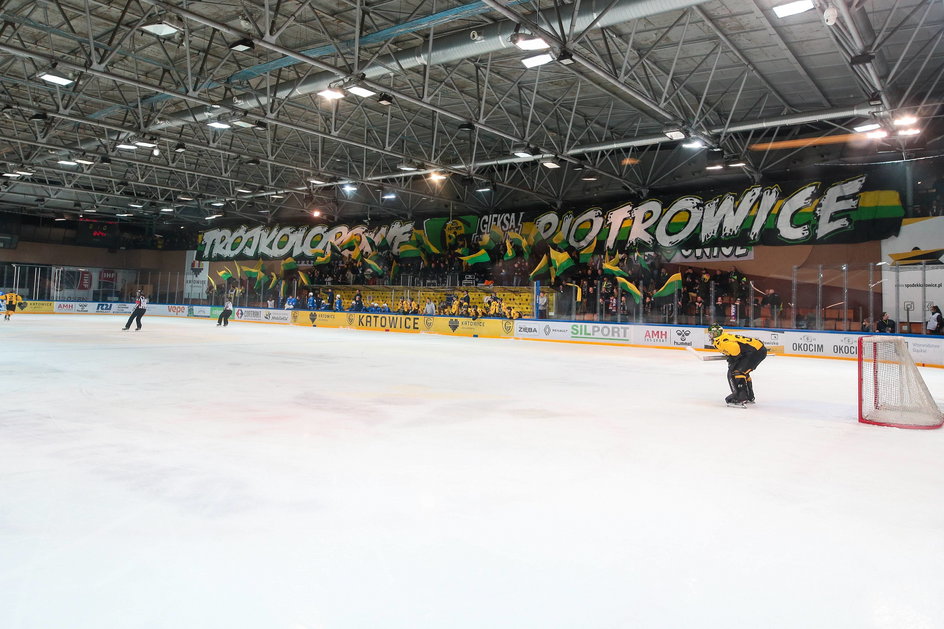 Oprawa kibiców GKS na meczu hokeja z Re-Plastem Unią Oświęcim.
