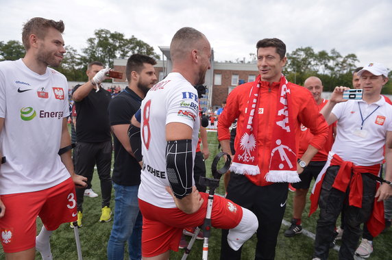 19907211 - PIŁKA NOŻNA TURNIEJ AMP FUTBOL CUP 2019 W WARSZAWIE (Przemysław Świercz i Robert Lewandowski)