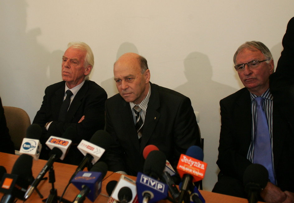Relacje Leo Beenhakkera z Grzegorzem Lato (w środku) i z Antonim Piechniczkiem (pierwszy z prawej) nie były najlepsze. Rozstanie było nieuniknione, doszło do niego 9 września 2009 r. po porażce ze Słowenią (0:3) w Mariborze. 