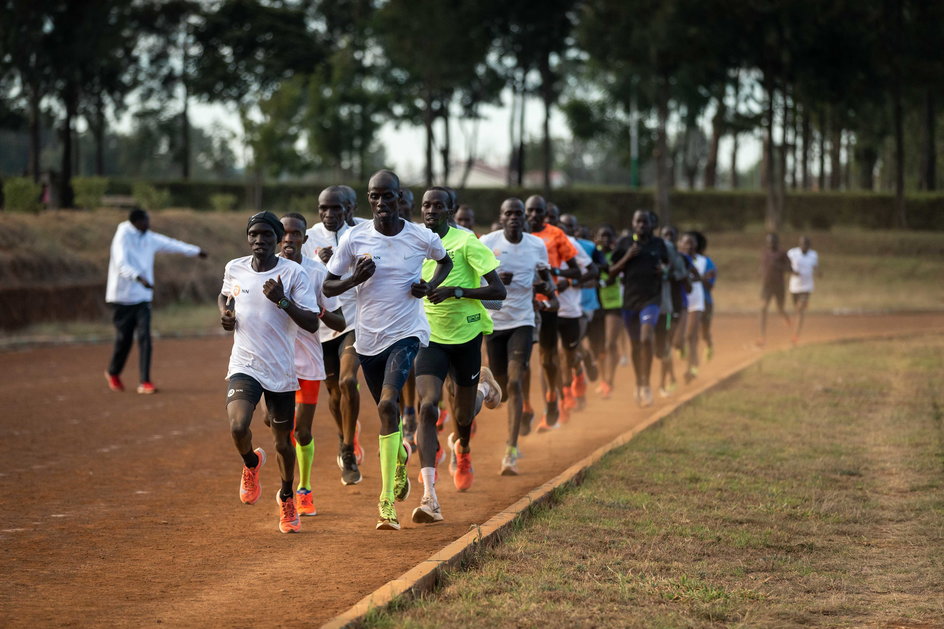 Kipchoge i jego ekipa podczas przygotowań do startów regularnie korzystają z bieżni w Eldoret
