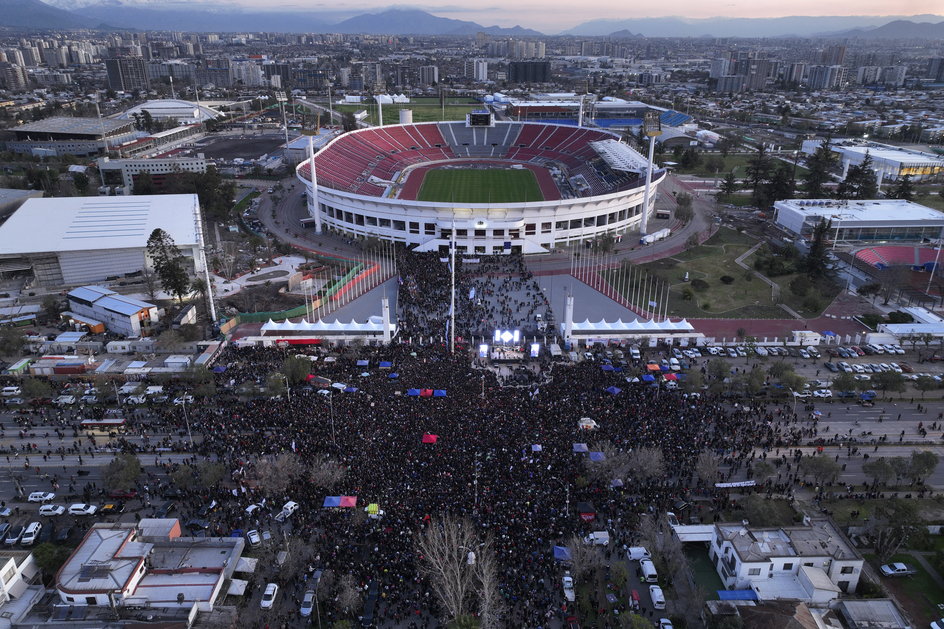 Upamiętnienie ofiar w 50. rocznicę zamachu stanu. W tle Stadion Narodowy