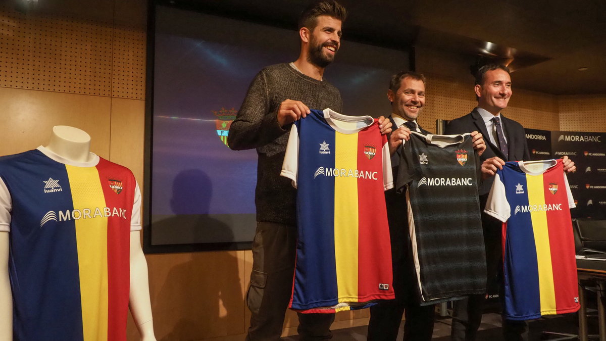 Gerard Pique z koszulką FC Andorra