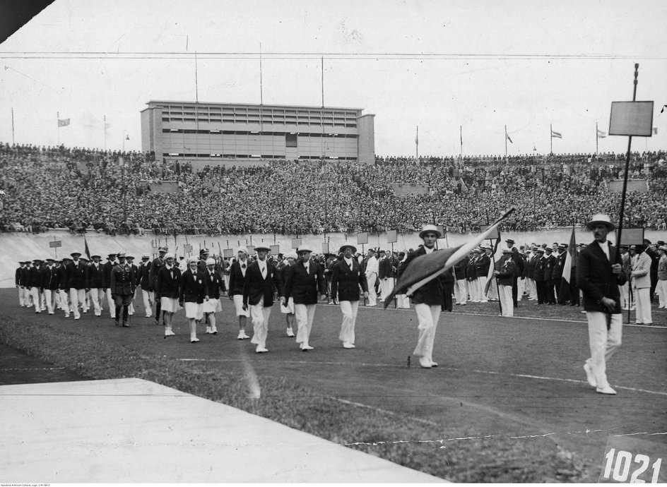 28 lipca 1928 roku podczas otwarcia igrzysk olimpijskich w Amsterdamie 79-osobowa reprezentacja Polski wyszła na stadion za chorążym Marianem Cieniewskim. 