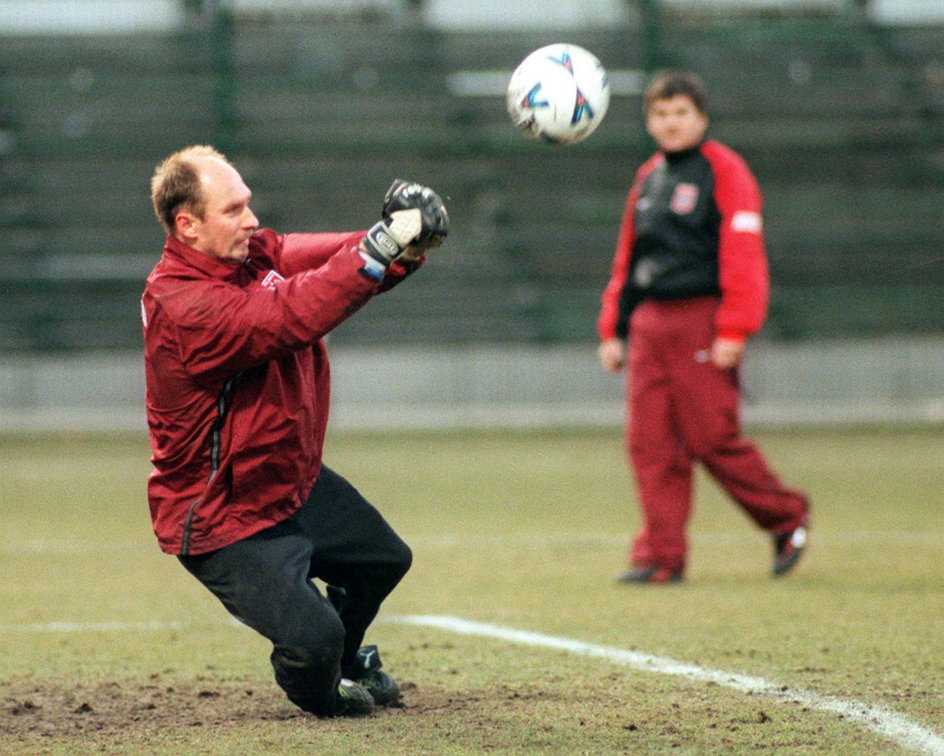 Kazimierz Sidorczuk przygotowujący się do spotkania eliminacji Euro 2000 z Anglią. Z Synami Albionu nie wystąpił, ale w kolejnym meczu ze Szwecją wyszedł w pierwszym składzie. Był to jego ostatni mecz w kadrze