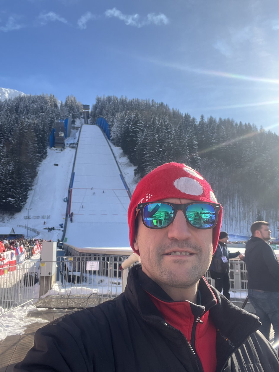 Fabian Malik pojawia się na zawodach narciarskich jako sędzia