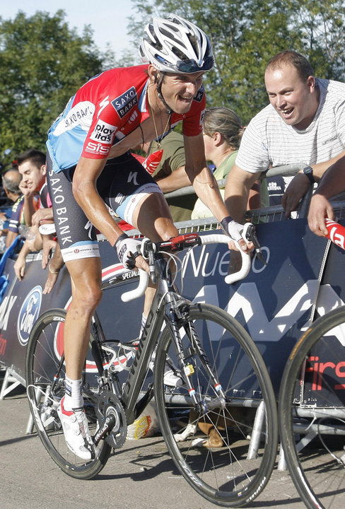 2010-09-13T171706Z_01_MVI10_RTRIDSP_3_CYCLING-VUELTA.jpg