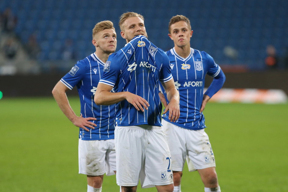 Kamil Jóźwiak i Robert Gumny (obaj z tyłu) już wyjechali z Lecha Poznań. Tymoteusz Puchacz (z przodu) zrobi to niebawem. Choć obrońca Augsburga zapowiada, że liczy na grę na prawej obronie, to nie wykluczone, że w przyszłym sezonie w Bundeslidze będzie dwóch Polaków na lewej defensywie: Gumny w ekipie z Bawarii i Puchacz w Unionie Berlin, z którym się już porozumiał.