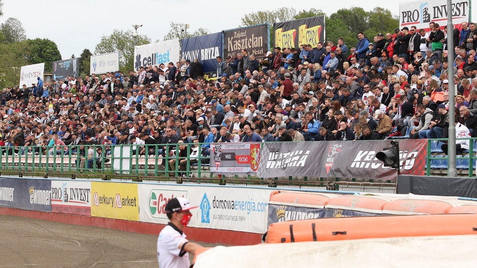 Tłum kibiców na stadionie Wilków Krosno