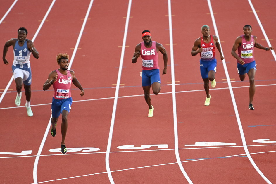 Noah Lyles (drugi z lewej) nie miał sobie równych w finale 200 m w MŚ w Eugene