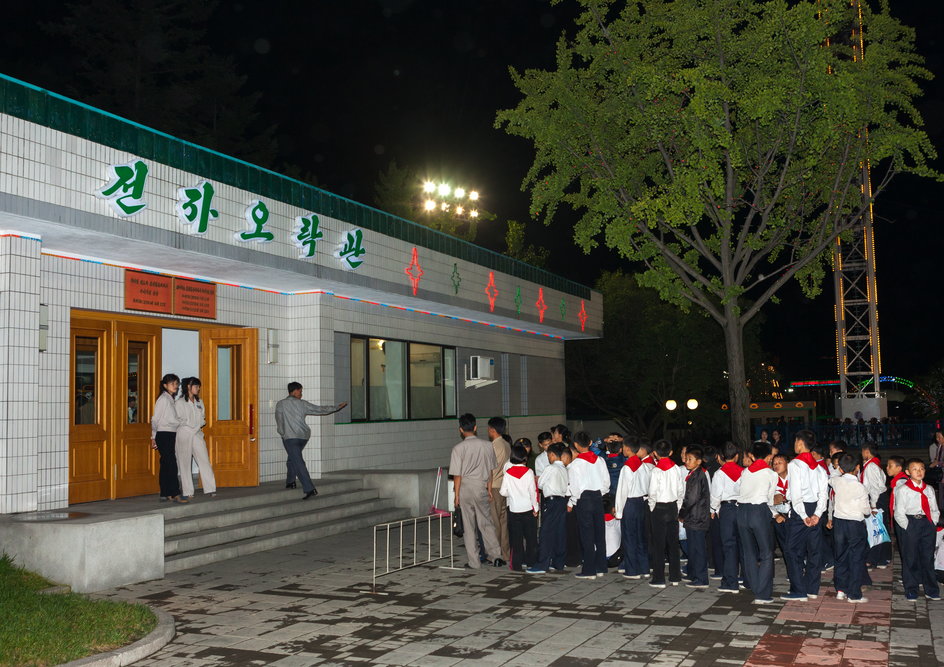 Koreańczycy z Północy w kolejce do parku rozrywki Kaeson w Pjongjangu