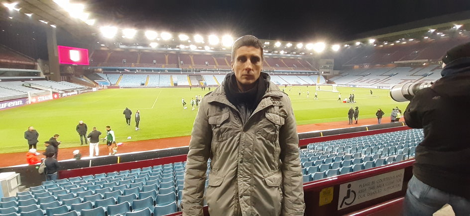 Autor tekstu na stadionie Villa Park