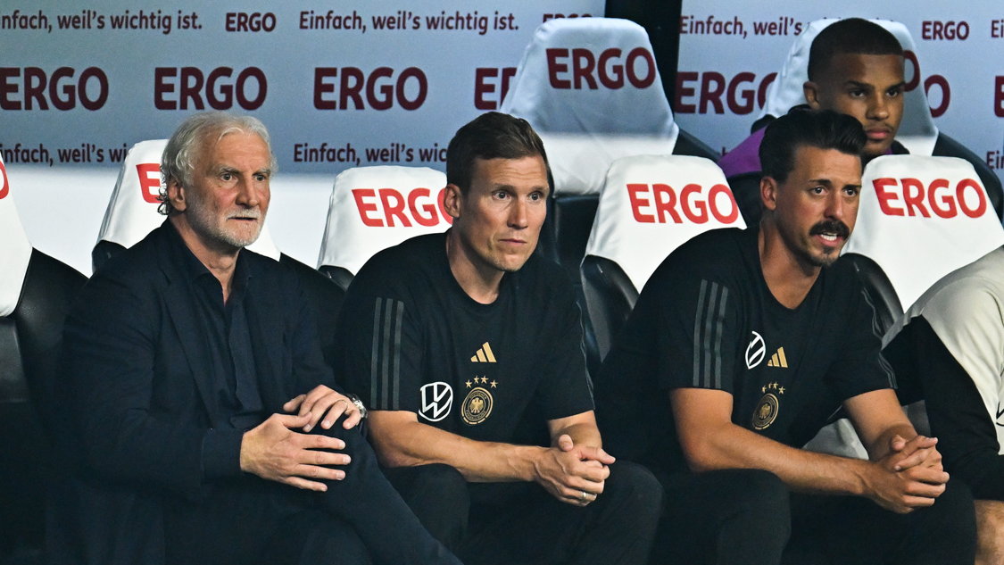 Rudi Voeller (pierwszy z lewej) podczas meczu Niemcy - Francja (2:1) 