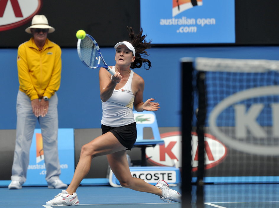 W 2011 roku Agnieszka Radwańska dotarła w Melbourne do ćwierćfinału, w którym uległa Kim Clijsters. Gdy wylatywała z kraju do Australii, po operacji nie miała za sobą ani jednego normalnego treningu. 