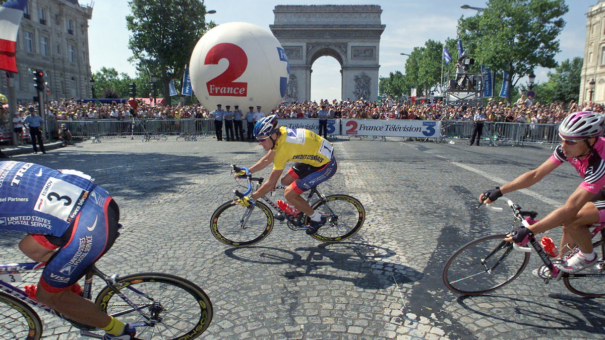 Lance Armstrong na tle Łuku Triumfalnego w Paryżu