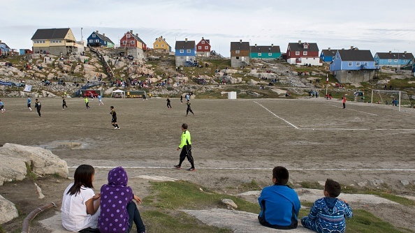 Mecz rozgrywany na boisku w mieście Ilulissat w zachodniej Grenlandii