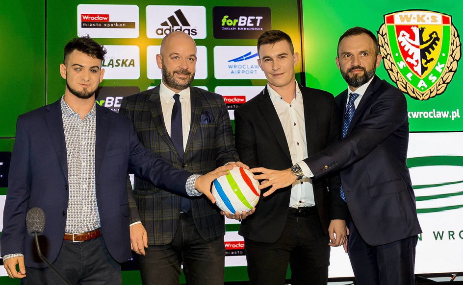 W kwietniu 2019 wrocławska drużyna Blind Football dołączyła formalnie do Śląska Wrocław. Od lewej: kapitan Śląska Blind Football Robert Mkrtchyan, prezydent Wrocławia Jacek Sutryk, trener Śląska Blind Football Mikołaj Nowacki, prezes ekstraklasowego Śląska Piotr Waśniewski.