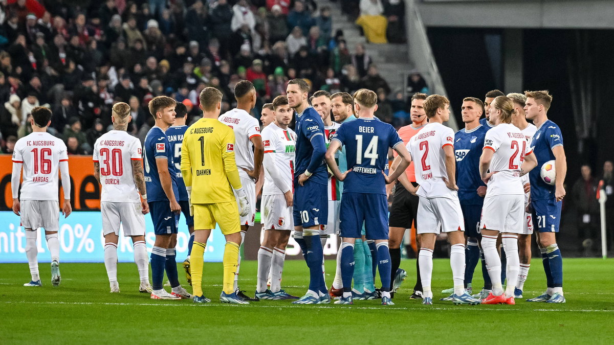 Sędzia Felix Brych w rozmowie z piłkarzami Augsburga i Hoffenheim