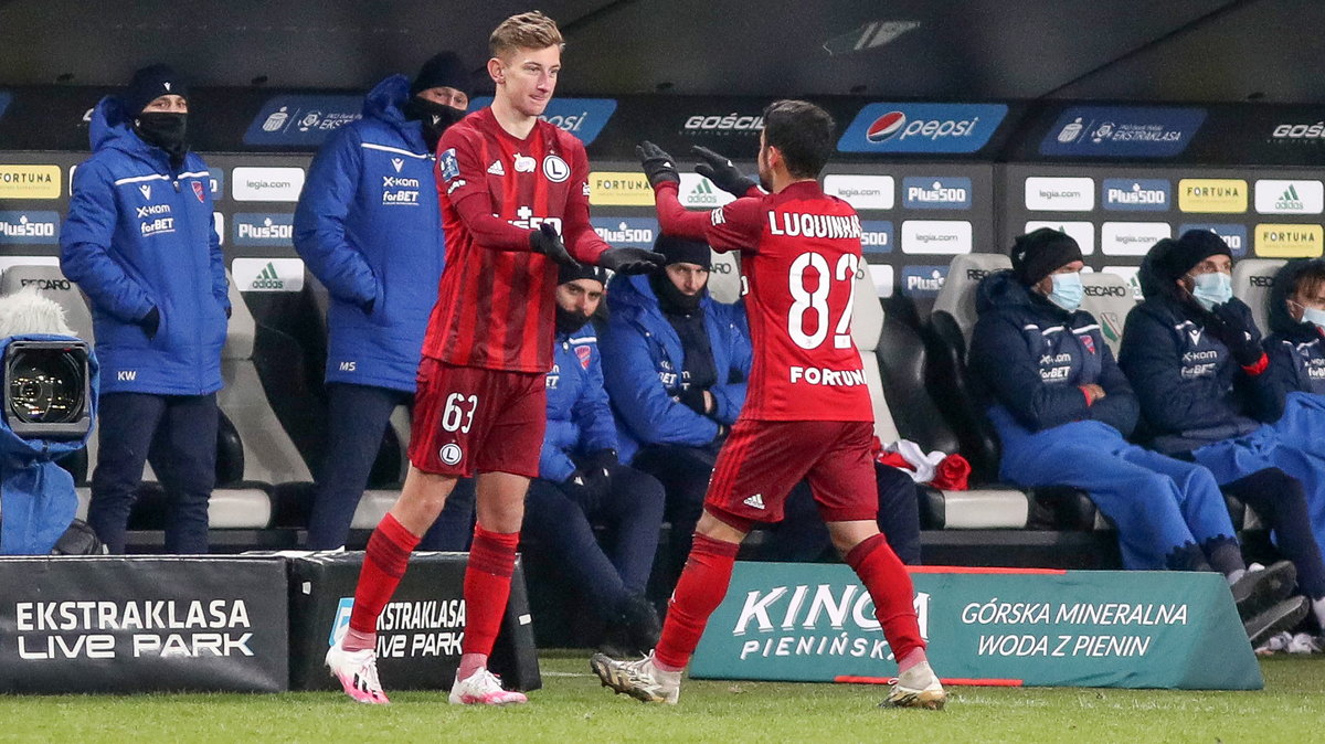 Ostatnia minuta lutowego meczu Legii z Rakowem (2:0). Jakub Kisiel wchodzi na boisko za Luquinhasa i debiutuje w ekstraklasie. W niedzielę ma w niej zagrać po raz trzeci.