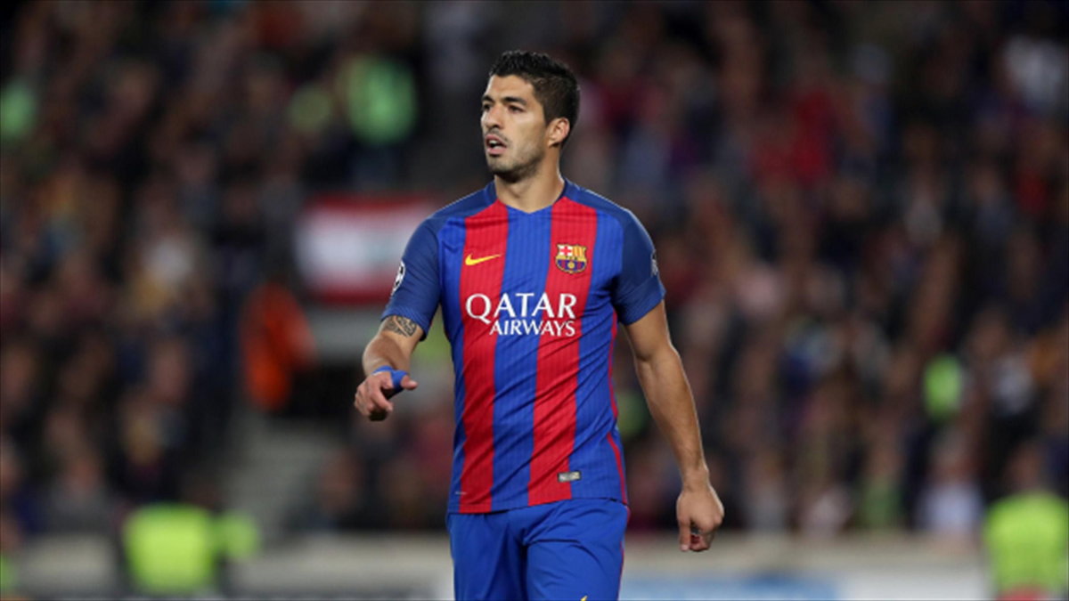 Luis Suarez gra z urazem, niezbędna operacja