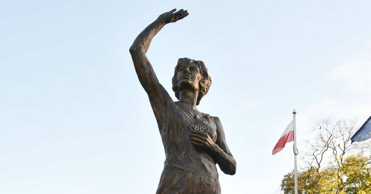 Irena Szewińska na podium w Alei Gwiazd w Międzyzdrojach