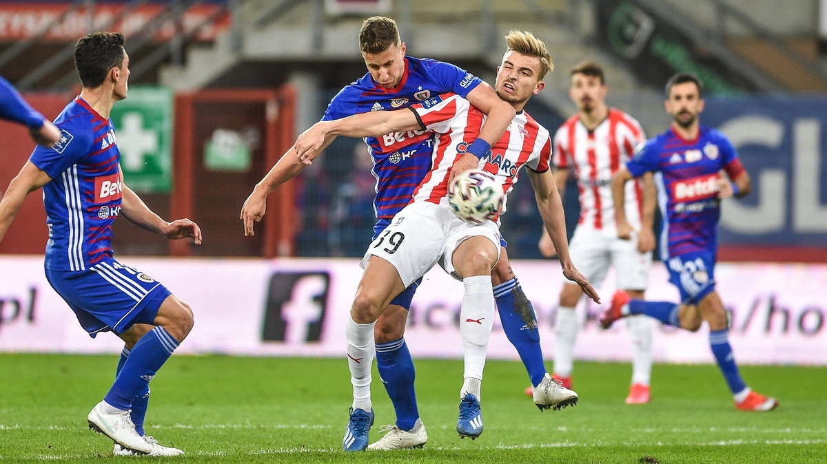 Uroš Korun (Piast Gliwice) i Michał Helik (Cracovia)