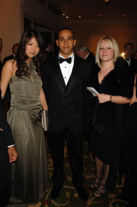 Jodia Ma (L) i Lewis Hamilton