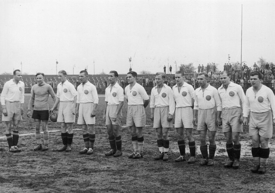 Ryszard Piec (trzeci z lewej) w barwach reprezentacji Śląska przed meczem Śląsk - Poznań o puchar Prezydenta RP w Chorzowie w 1939 r.