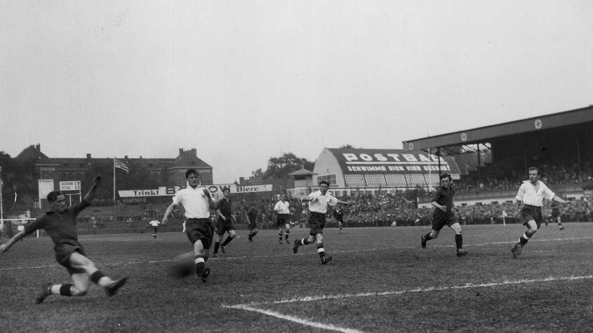 Ryszard Piec w momencie oddawania strzału podczas meczu Polska - Wielka Brytania (5:4) na Igrzyskach Olimpijskich w Berlinie w 1936 r.