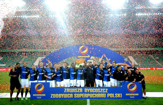 PIŁKA NOŻNA SUPERPUCHAR LEGIA KONTRA ZAWISZA (Zawodnicy Zawiszy z trofeum)