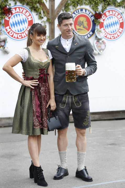 epa07900885 - GERMANY SOCCER BAYERN MUNICH OKTOBERFEST (FC Bayern Munich attends Oktoberfest)