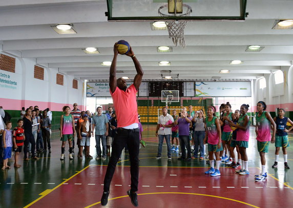 BRAZIL-OLY2016-BOLT-SHANTYTOWN