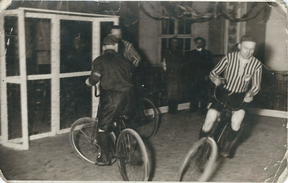 Mecz piłki rowerowej w siemianowickim Belwederze