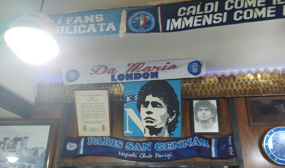 W każdym zakątku kawiarni widać podobiznę legendy Napoli