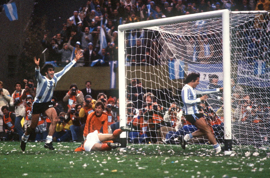 Mario Kempes (z lewej) cieszy się z bramki przeciwko Holandii w finale MŚ 1978. W całym turnieju strzelił sześć goli i został królem strzelców