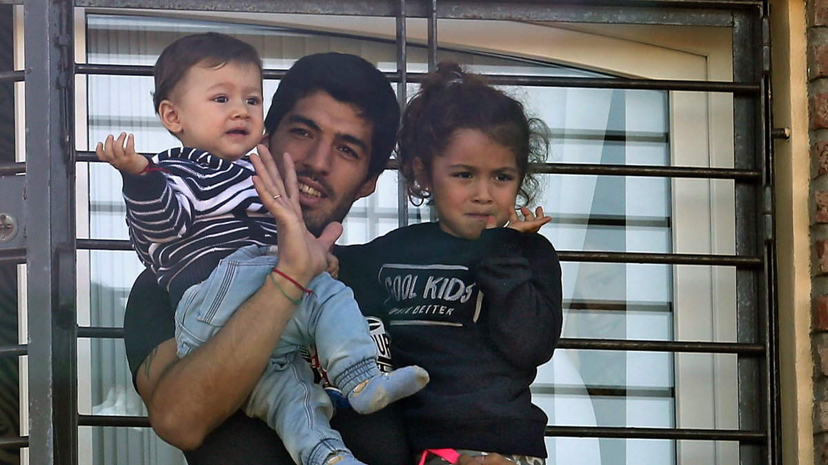 Luis Suatez z dziećmi