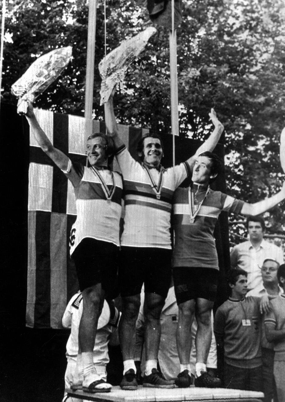 Triumfator Ryszard Szurkowski (w środku) i srebrny medalista Stanisław Szozda (z lewej) na podium wyścigu amatorów MŚ 1973.