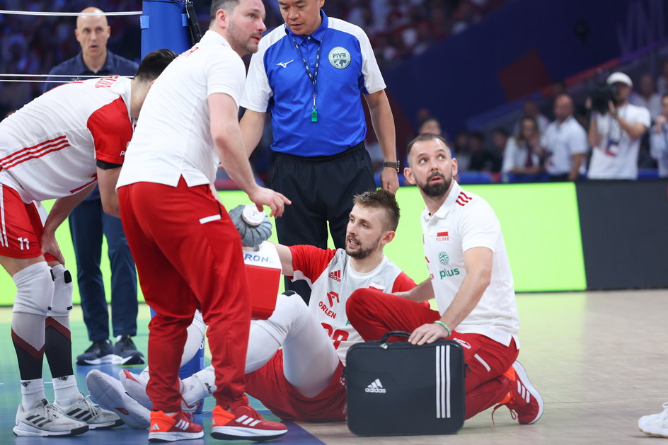 Mateusz Bieniek zaraz po upadku na boisko w finale Ligi Narodów